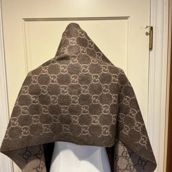 ❤️🔥CLEARANCE❤️🔥 NWT Gucci Dark Brown GG Patterned Cashmere Shawl, 45x190 cm - Picture 7 of 9